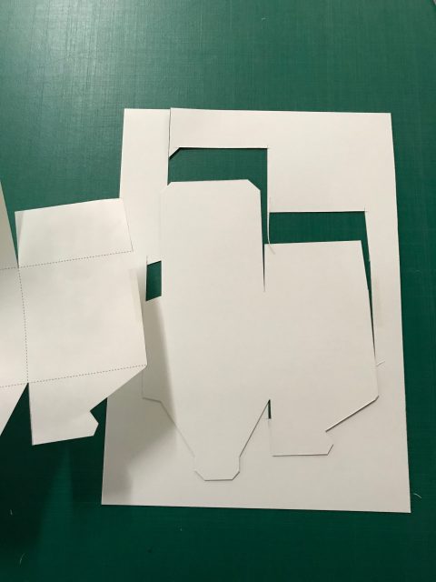 Aパーツをカットできた厚紙