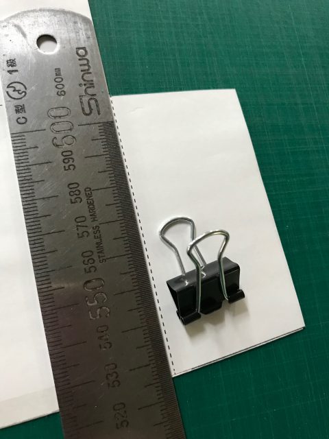 スチール定規とダブルクリップ