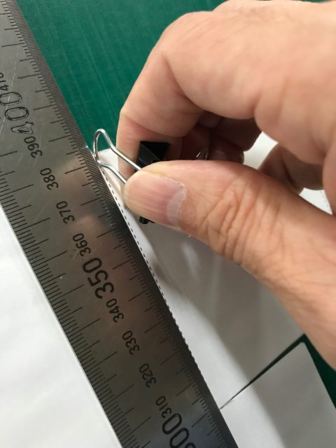 ダブルクリップのハンドル部分でスジ入れ