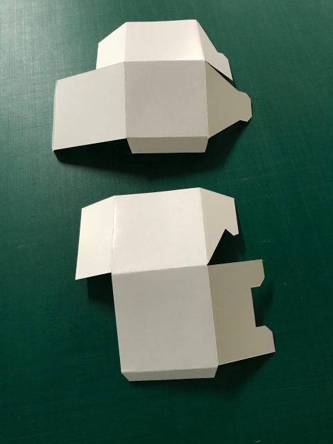 折り曲げた厚紙