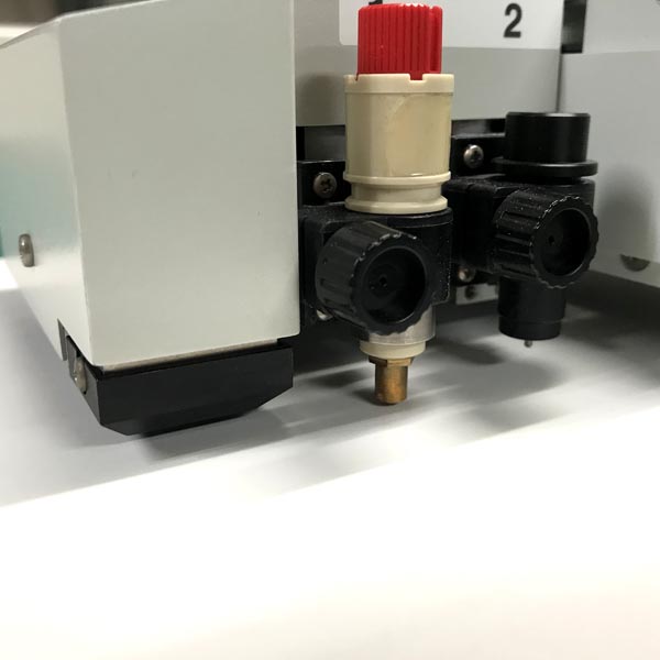 カッティングプロッタのヘッドの写真