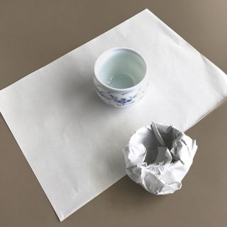 無地新聞紙　湯呑みを包む