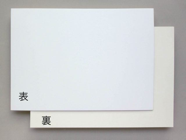 両白耐水耐油紙の質感や光沢の違いを確認できる、表面と裏面を並べた写真