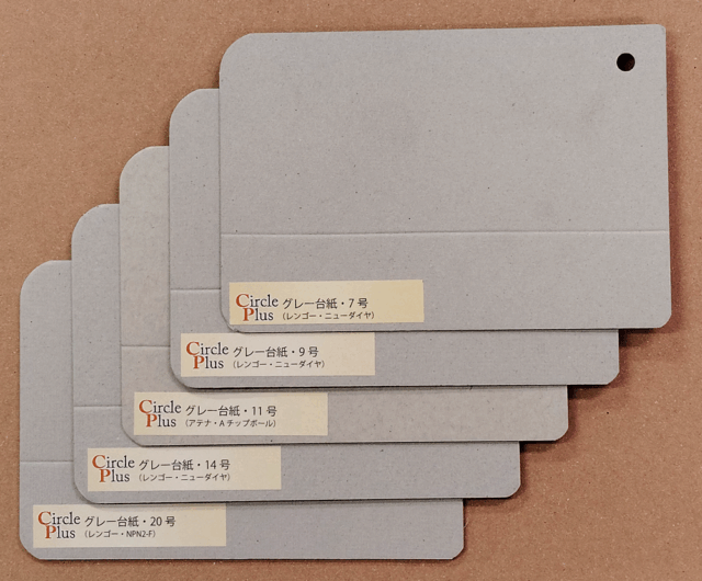 厚さの異なるグレー台紙に施されたスジ入れ加工の見本写真