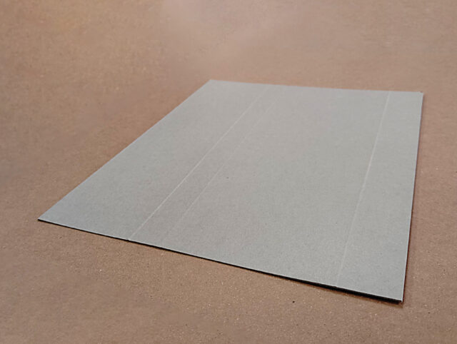 スジ入れ加工により折り目が付けられた台紙のサンプルウラ面を撮影した画像