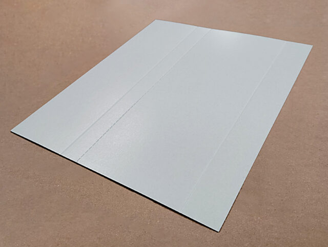 スジ入れ加工により折り目が付けられた台紙のサンプル表面を撮影した画像