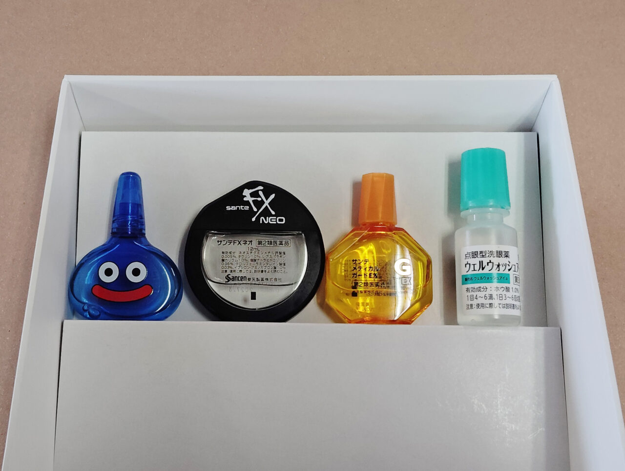 スジ入れ加工のギフト風箱に、さまざまな形状のサンプルが丁寧にセットされている